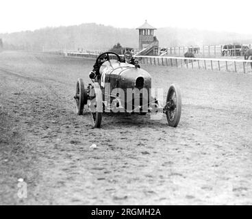 Vintage Auto Racing : vue de face de l'homme et la femme à cheval dans Stutz Weightman Special no. 26 sur le circuit de Benning, Washington, D.C., région ca. 1916 Banque D'Images