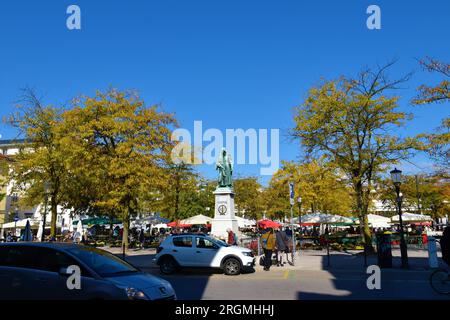 Ljubljana, Slovénie - octobre 10 2021 : marché central à Ljubljana, Slovénie avec Valentin Vodnik Monumet et les arbres aux couleurs automnales Banque D'Images