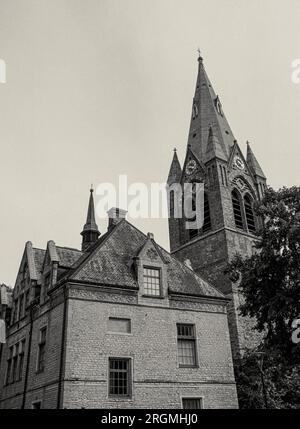 Vue à angle bas des anciens bâtiments contre le ciel Banque D'Images