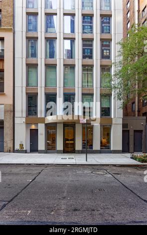 Midtown South : la superposition de treillis blanc sur 30 East 31st Street, un condominium résidentiel, est mieux appréciée de loin. Banque D'Images