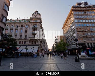 En regardant vers la rue Knez Mihailova, une célèbre zone commerçante de la ville de Belgrade, Serbie, le 10 août 2023. Banque D'Images