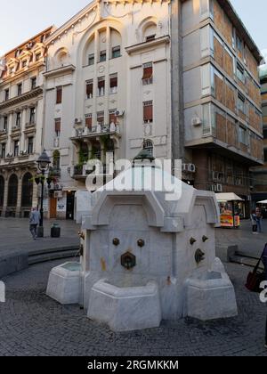 Fontaine d'eau sur la rue Knez Mihailova, célèbre quartier commerçant de la ville de Belgrade, Serbie, le 10 août 2023. Banque D'Images