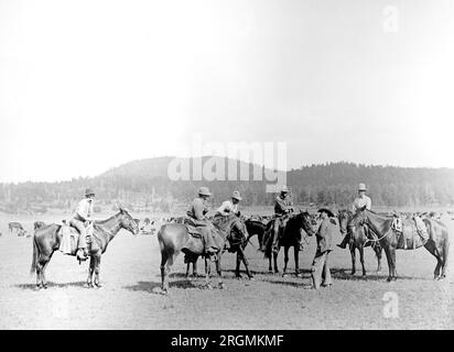 Cowboys avec le Service des forêts des États-Unis se préparant pour un tour vers le haut ca. 1920 Banque D'Images
