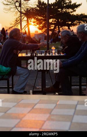 Des personnes jouant aux échecs en plein air dans le parc Kalemegdan/forteresse de Belgrade un soir d'été dans la ville de Belgrade, Serbie, le 10 août 2023. Banque D'Images