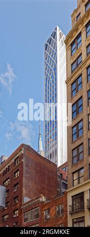 Midtown South : la superposition de treillis blanc sur 30 East 31st Street, un condominium résidentiel, est mieux appréciée de loin. Banque D'Images