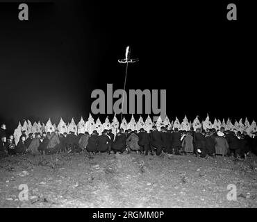 Réunion du Ku Klux Klan la nuit, croix brûlante ca. 1922 Banque D'Images