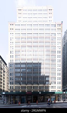 Midtown South : monument Art déco 2 Park Avenue, conçu par Ely Jacques Kahn et achevé en 1928. La couronne est remarquable pour la terre cuite colorée. Banque D'Images