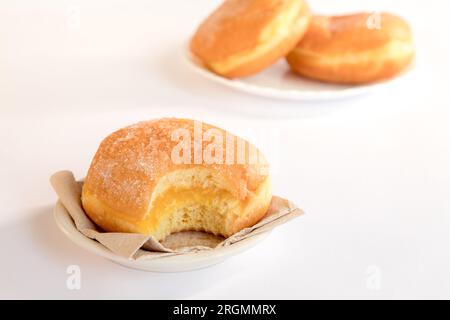 Bolas de Berlim, Berliner ou beignets farcis à la confiture d’œufs, un dessert très populaire dans les pâtisseries portugaises. Banque D'Images