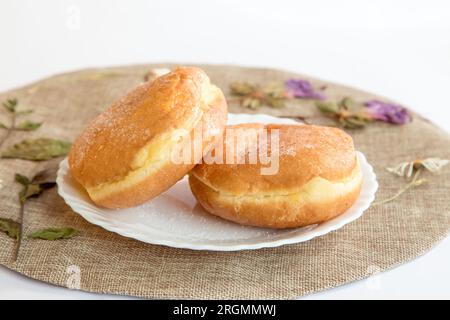 Bolas de Berlim, Berliner ou beignets farcis à la confiture d’œufs, un dessert très populaire dans les pâtisseries portugaises. Banque D'Images