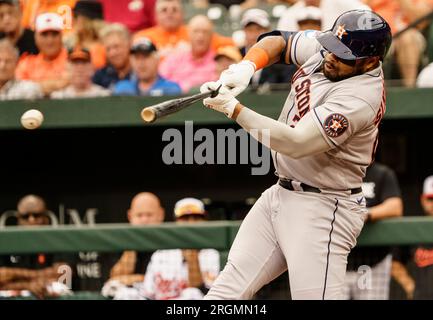 Baltimore, États-Unis. 10 août 2023. BALTIMORE, Maryland - 10 AOÛT : Jon Singleton (28), premier joueur de baseball des Astros de Houston, au batte lors d'un match de MLB entre les Orioles de Baltimore et les Astros de Houston, le 10 août 2023, à Orioles Park à Camden yards, à Baltimore, Maryland. (Photo de Tony Quinn/SipaUSA) crédit : SIPA USA/Alamy Live News Banque D'Images