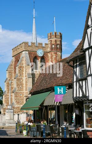 Cafés à Hitchin, Hertfordshire, Royaume-Uni, avec la tour historique de l'église St Mary en arrière-plan Banque D'Images