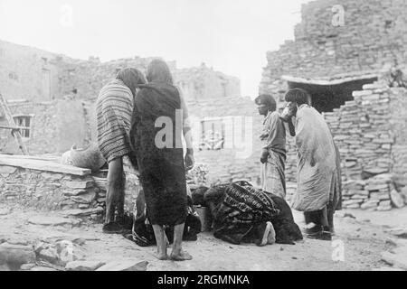 Cérémonie de purification des Indiens Hopi, Oraibi pueblo, Arizona ca. 1910-1925 Banque D'Images