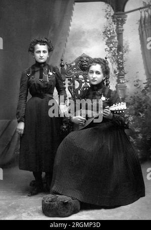 Portrait de deux jeunes femmes, une assise avec mandoline, Chicago, Illinois, USA, Cabinet Card, Matousek, début des années 1900 Banque D'Images