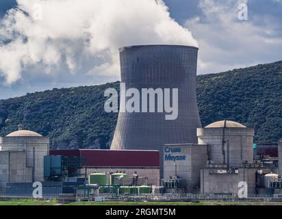 Cruas, France - 4 avril 2023 : vue sur rivière sur la centrale nucléaire (CNPE Cruas-Meysse) contre des roches calcaires en arrière-plan. Banque D'Images