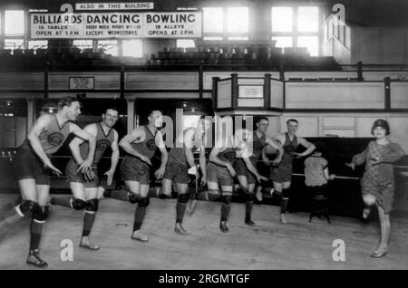 Vivian Marinelli donne des cours de danse aux membres de l'équipe de basketball Palace Club de Washington, D.C. les membres de l'équipe sont : Jones, Conway, Grody, Saunders, Kearns, Glascoe, et le Manager Kennedy ca. 1920-1932 Banque D'Images