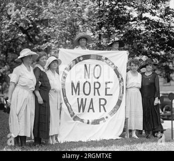 Les membres de la Ligue nationale pour les limitations de l'armement avec une bannière "No More War" ca. 1922 Banque D'Images