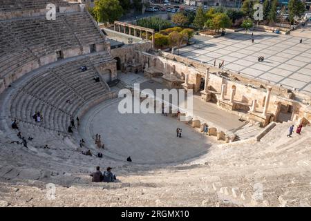 Amphithéâtre romain à Amman, Jordanie vu du haut avec des personnes accidentelles Banque D'Images