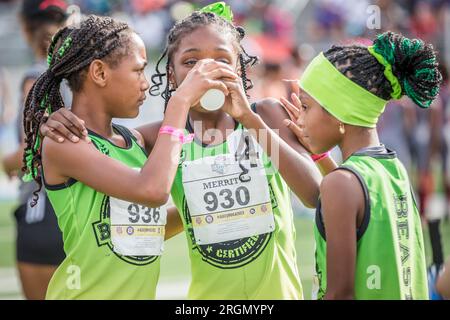 2 août 2023 : Austyn Merritt, centre, du BeastMode USA Track Club reçoit de l'eau par ses coéquipiers après la division Girls 4x400 Meter Relay 10 ans aux Jeux Olympiques juniors de l'AAU 2023 au Drake Stadium sur le campus de l'Université Drake à des Moines, Iowa. Prentice C. James/CSM Banque D'Images