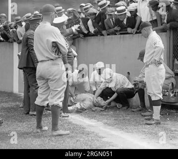 Photo montre joueur de baseball Babe Ruth assommé, après il s'est heurté à un mur de béton à Griffith Stadium, Washington, D.C., tout en essayant d'attraper une fausse balle le 5 juillet 1924. Banque D'Images