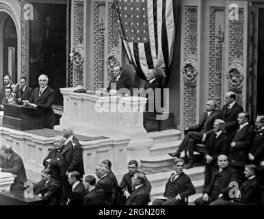 Une session à la Chambre des représentants, avec Warren Harding parlant, Calvin Coolidge et Frederick Gillett assis derrière le bureau ca. 1920 ? Banque D'Images