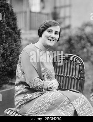 La photographie montre Bertha Maria Júlia Lutz (1894-1976), zoologiste, féministe et diplomate brésilienne, probablement au domicile de Carrie Chapman Catt vs 1925 Banque D'Images