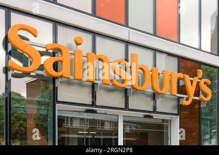 Londres, Royaume-Uni - 30 juillet 2023 ; enseigne d'épicerie pour Sainsbury's sur une devanture de Londres Banque D'Images