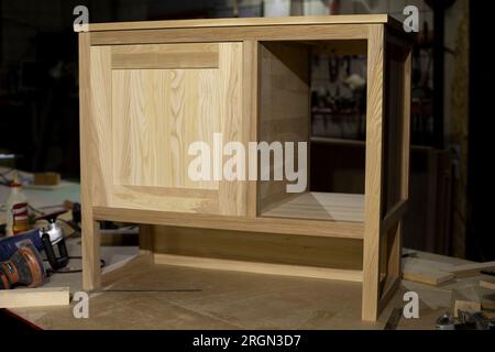 Table en bois fabriquée en atelier de menuiserie. L'objet est fait de bois. Mobilier poli. Banque D'Images