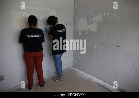 Sao Paulo, Brésil. 10 août 2023. SP - SAO PAULO - 08/10/2023 - SAO PAULO, FOUILLES ARCHÉOLOGIQUES, DOI-CODI - les chercheurs grattent des couches de peinture sur les murs d'une des anciennes cellules DOI-CODI de Sao Paulo, à la recherche de messages écrits possibles. Photo : Suamy Beydoun/AGIF/Sipa USA crédit : SIPA USA/Alamy Live News Banque D'Images