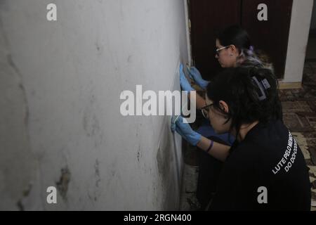 Sao Paulo, Brésil. 10 août 2023. SP - SAO PAULO - 08/10/2023 - SAO PAULO, FOUILLES ARCHÉOLOGIQUES, DOI-CODI - les chercheurs grattent des couches de peinture sur les murs d'une des anciennes cellules DOI-CODI de Sao Paulo, à la recherche de messages écrits possibles. Photo : Suamy Beydoun/AGIF/Sipa USA crédit : SIPA USA/Alamy Live News Banque D'Images