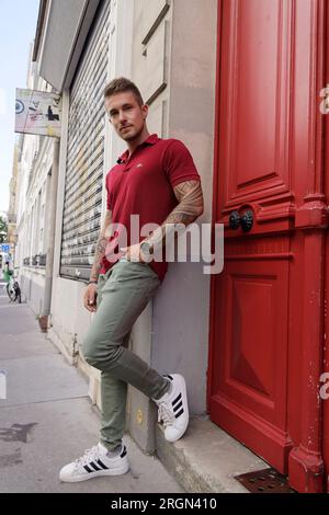 Paris, France. 10 août 2023. Mannequin Kevin Leroy en séance photo le 10 août 2023 dans les rues de Paris, France. Crédit : Bernard Menigault/Alamy Live News Banque D'Images