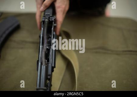 Assemblage de bras. Formation militaire en Russie. Machine d'ENTRAINEMENT. La main tient le sifflet. Banque D'Images