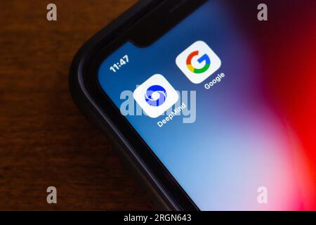Icon de Google DeepMind, est un laboratoire de recherche britannique en intelligence artificielle (une filiale de Google), avec Google icon vu sur un iPhone. Banque D'Images