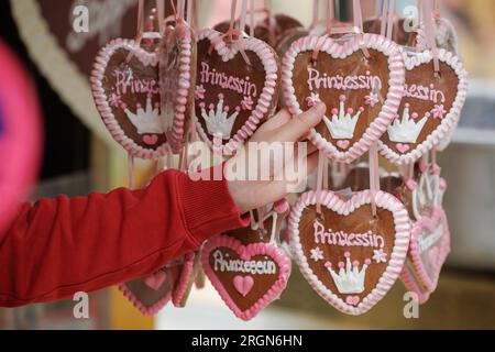 Vechta, Allemagne. 10 août 2023. 'Princesses' est écrit sur un coeur en pain d'épice au Stoppelmarkt à Vechta. La foire a lieu une fois par an et est l'une des plus anciennes foires en Allemagne. Crédit : Friso Gentsch/dpa/Alamy Live News Banque D'Images