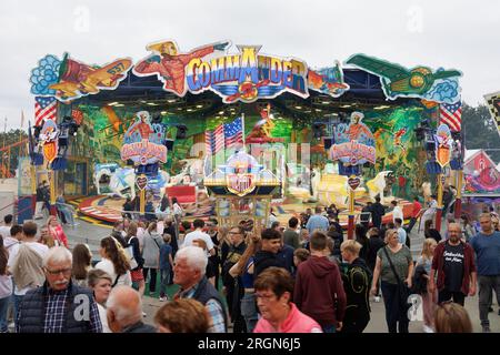 Vechta, Allemagne. 10 août 2023. Une balade ('Commander') en action au Stoppelmarkt à Vechta. La foire a lieu une fois par an et est l'une des plus anciennes foires en Allemagne. Crédit : Friso Gentsch/dpa/Alamy Live News Banque D'Images