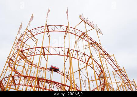 Vechta, Allemagne. 10 août 2023. Vue d'une montagne russe au Stoppelmarkt à Vechta. La foire a lieu une fois par an et est l'une des plus anciennes foires en Allemagne. Crédit : Friso Gentsch/dpa/Alamy Live News Banque D'Images