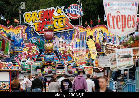 Vechta, Allemagne. 10 août 2023. Une balade ('Breakdancer') en action au Stoppelmarkt à Vechta. La foire a lieu une fois par an et est l'une des plus anciennes foires en Allemagne. Crédit : Friso Gentsch/dpa/Alamy Live News Banque D'Images