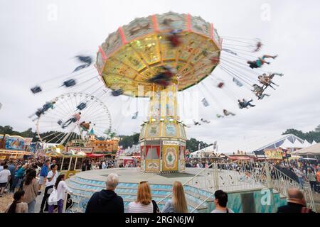 Vechta, Allemagne. 10 août 2023. Un carrousel à chaînes tourne au Stoppelmarkt à Vechta. La foire a lieu une fois par an et est l'une des plus anciennes foires en Allemagne. Crédit : Friso Gentsch/dpa/Alamy Live News Banque D'Images