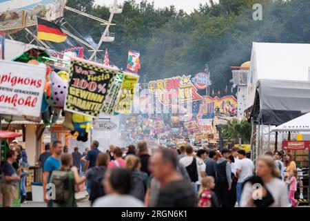 Vechta, Allemagne. 10 août 2023. Une balade ('Breakdancer') en action au Stoppelmarkt à Vechta. La foire a lieu une fois par an et est l'une des plus anciennes foires en Allemagne. Crédit : Friso Gentsch/dpa/Alamy Live News Banque D'Images