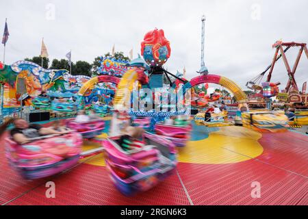 Vechta, Allemagne. 10 août 2023. Une balade en action au Stoppelmarkt à Vechta. La foire a lieu une fois par an et est l'une des plus anciennes foires en Allemagne. Crédit : Friso Gentsch/dpa/Alamy Live News Banque D'Images