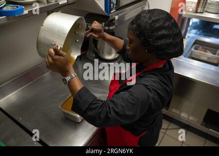 Reportage : SNAP emploi et formation au café Reconcile à la Nouvelle-Orléans LA (février 2023) - Un formateur défenseur au café Reconcile, prépare de la nourriture avant l'ouverture du restaurant à la Nouvelle-Orléans, Louisiane, le 16 février 2023. Banque D'Images