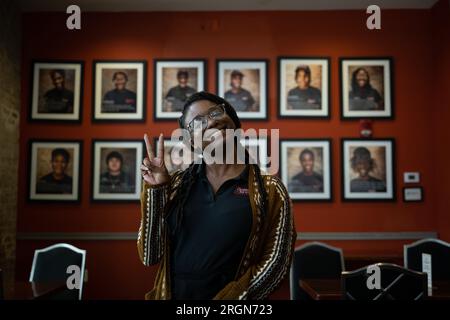 Reportage : SNAP emploi et formation au café Reconcile, un restaurant soul food, à la Nouvelle-Orléans LA (février 2023) - un stagiaire donne un signe de paix avant l'ouverture du café Reconcile à la Nouvelle-Orléans. Banque D'Images