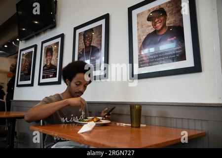 Reportage : SNAP emploi et formation au café Reconcile, un restaurant soul food, à la Nouvelle-Orléans LA (février 2023) - Un client apprécie sa nourriture au café Reconcile à la Nouvelle-Orléans, la, le 16 février 2023. Banque D'Images