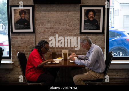 Reportage : SNAP emploi et formation au café Reconcile, un restaurant soul food, à la Nouvelle-Orléans LA (février 2023) - les clients du café Reconcile regardent leur menu avant de commander leur nourriture auprès de stagiaires à la Nouvelle-Orléans, Louisiane, le 16 février 2023. Banque D'Images