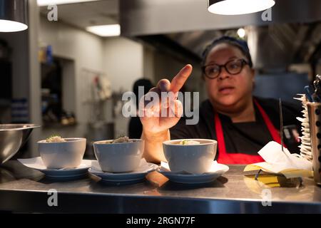 Reportage : SNAP emploi et formation au café Reconcile à la Nouvelle-Orléans LA (février 2023) - Chef de la cuisine au café Reconcile a informé les stagiaires que la nourriture est prête à être servie à la Nouvelle-Orléans, la., le 16 février 2023. Banque D'Images