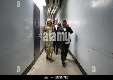 Reportage : la première dame Jill Biden marche dans les coulisses des Grammy Awards, dimanche 5 février 2023, au Crypto.com Arena de Los Angeles. Banque D'Images