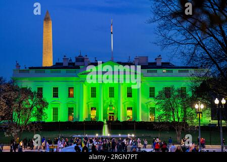 Reportage : St. Patrick's Day at the White House (2023) - le portique nord est éclairé en vert pour St. Patrick’s Day, vendredi 17 mars 2023, à la Maison Blanche. Banque D'Images