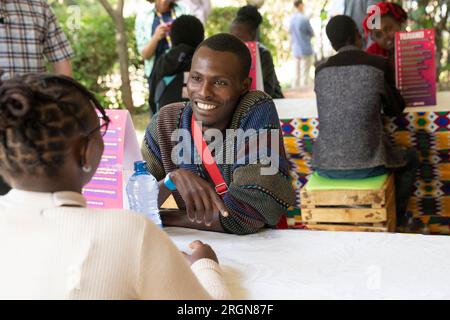 Reportage : la première dame Jill Biden visite en Afrique (février 2023) - des jeunes adultes pratiquent la conversation au Shujaaz Konnect Festival, un événement local d'autonomisation des jeunes, le samedi 25 février 2023, au Village Creative de Nairobi, au Kenya. Banque D'Images