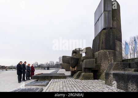 Reportage : visite du deuxième gentilhomme Douglas Emhoff en Pologne (2023) - le deuxième gentilhomme Douglas Emhoff allume une bougie et s'arrête pour un moment de silence au Monument aux victimes du camp d'Auschwitz-Birkenau, vendredi 27 janvier 2023, au Musée Birkenau à Oswiecim, en Pologne. Banque D'Images