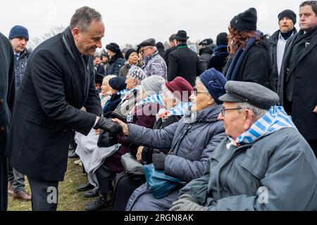 Reportage : visite du deuxième monsieur Douglas Emhoff en Pologne (2023) - le deuxième monsieur Douglas Emhoff assiste à la cérémonie d'allumage des bougies en l'honneur du 78e anniversaire de la libération d'Auschwitz-Birkenau, le vendredi 27 janvier 2023, au Musée Auschwitz-Birkenau à Oswiecim, en Pologne. Banque D'Images