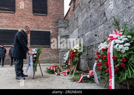 Reportage : visite du second gentleman Douglas Emhoff en Pologne (2023) - le second gentleman Douglas Emhoff participe à une tournée et dépose une gerbe au Musée Auschwitz-Birkenau lors des cérémonies marquant le 78e anniversaire de la libération du camp, le vendredi 27 janvier 2023, à Oswiecim, Pologne. Banque D'Images